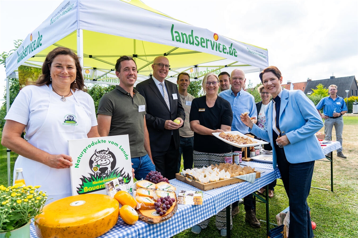 "Karl Werring und Silke Gorißen eröffnen mit Christoph Gerwers die Höfetour 'Raus aufs Land' in Aldekerk, NRW"