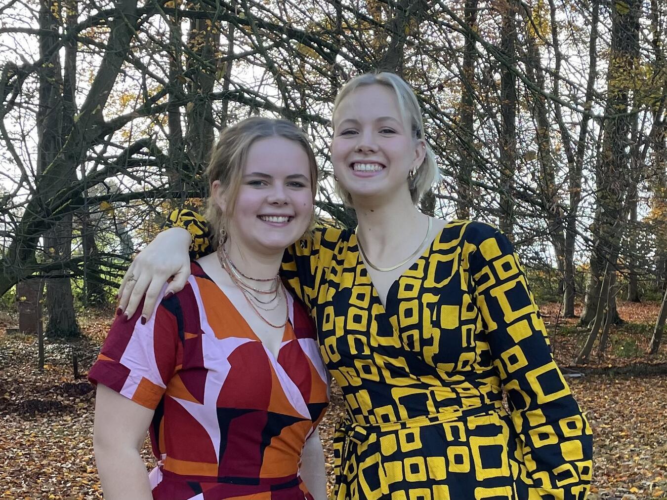 Karla Lettgen (l.) und Jurena Langer lebten und halfen ein Jahr lang im Kinderdorf.