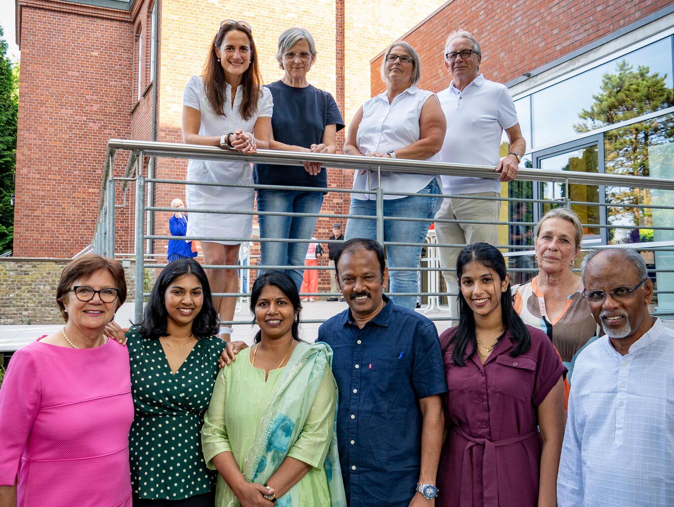 Karunai-Geschäftsführerin Maria Röben (l.) und Pfarrer Charles Raya (r.) freuten sich mit den weiteren Vorstandsmitgliedern, Viktor Raya (4.v.l.) in Straelen willkommen zu heißen.NN-Foto: Gerhard Seybert