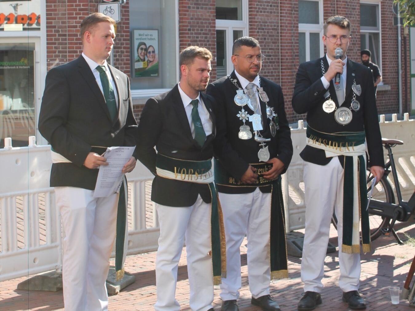 "Kassierer Andreas Wiegmann, Vizepräsident Markus Tophoven, König Tony Augustin und Präsident Tim Fehmer bei einer Veranstaltung"
