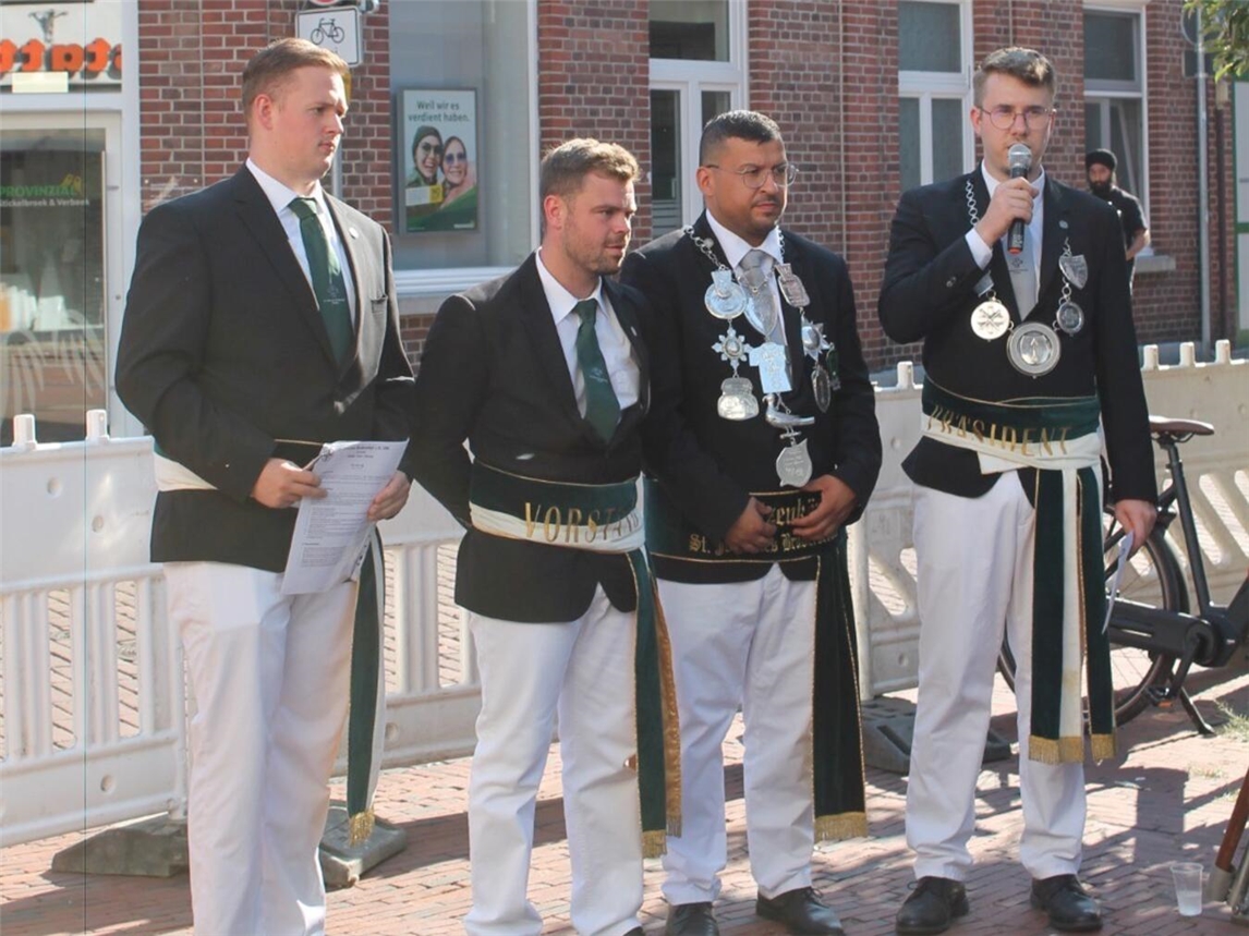 "Kassierer Andreas Wiegmann, Vizepräsident Markus Tophoven, König Tony Augustin und Präsident Tim Fehmer bei einer Veranstaltung"