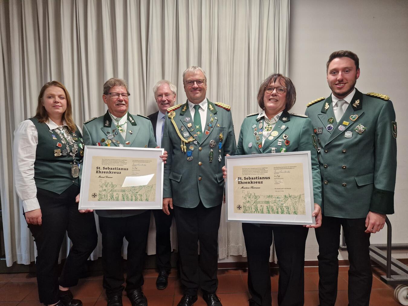 Kassierer Bernd Greiner und die Schriftführerin Martina Thiemann erhielten das Ehrenkreuz der Schützenbruderschaft. Foto: St. Michaelis Schützenbruderschaft Rheinberg