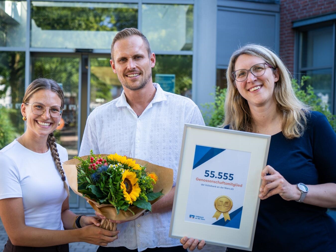 "Katharina Hoever, Andre Burkert und Tina Ganster von der Volksbank an der Niers bei Jubiläumsfeier, Foto: Gerhard Seybert"