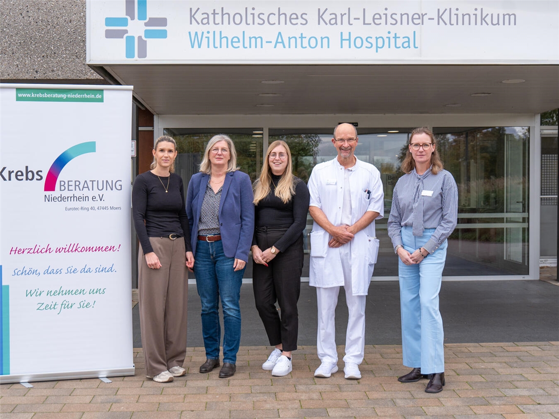 Katharina Klaffki, Kerstin Zimmer-Derks, Eva Ullmann, Prof. Dr. Volker Runde und Melanie Licht (v.l.) freuen sich über die Zusammenarbeit. Foto: Matthias Wiederstein