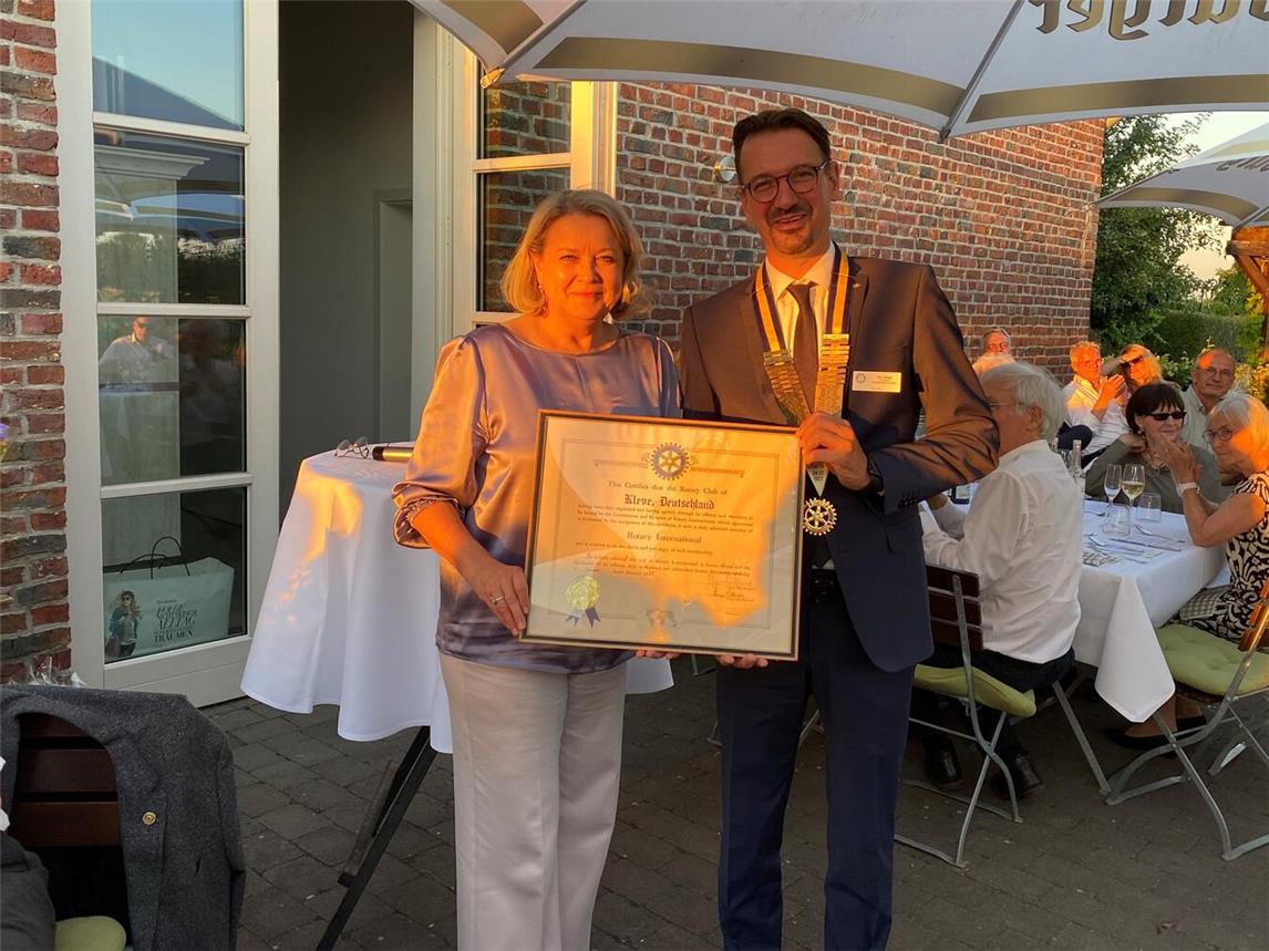 Katharina Prinz (l.) übergibt die Charter-Urkunde an Dirk Untiedt. Foto: RC Kleve