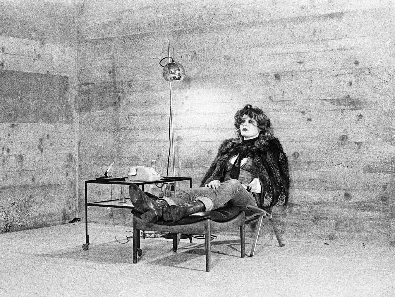 Porträt von Katharina Sieverding, Schichtseite nach unten, Kunstfotografie von Klaus Mettig, 2007.