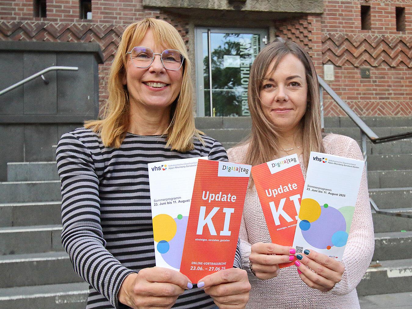 Kathrin Henstra (l.) und Nicole Bobek von der Volkshochschule mit dem neuen Sommerprogramm. NN-Foto: Theo Leie