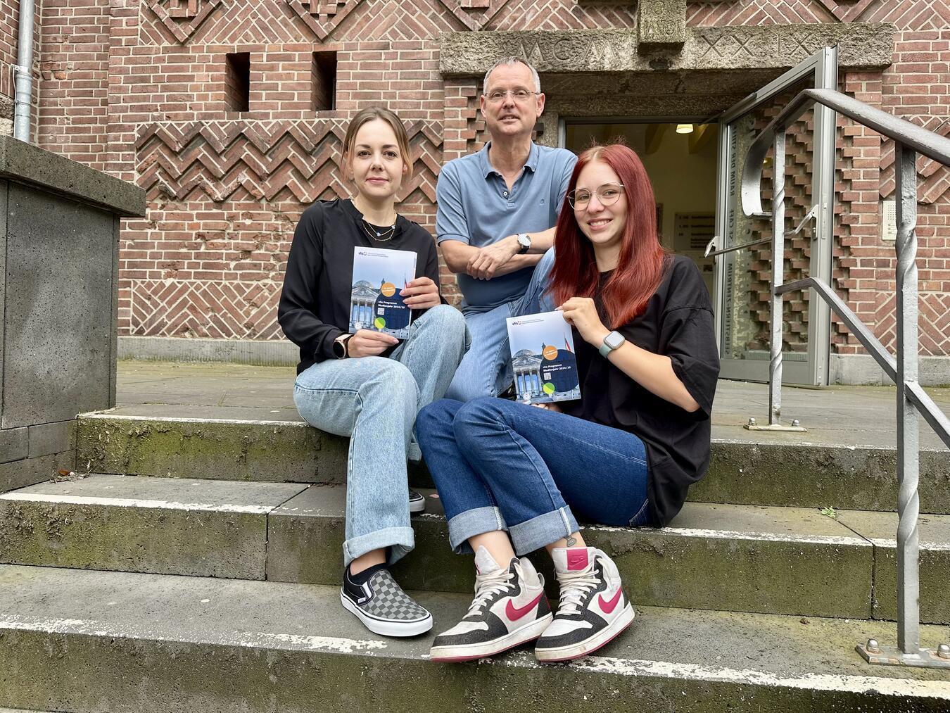 Kathrin Henstra, VHS-Leiter Jens Korfkamp und Bufdi Cora Pfeiffer (v.l.) mit dem neuen Programm der Volkshochschule Alpen, Rheinberg, Sonsbeck und Xanten. NN-Foto: SP