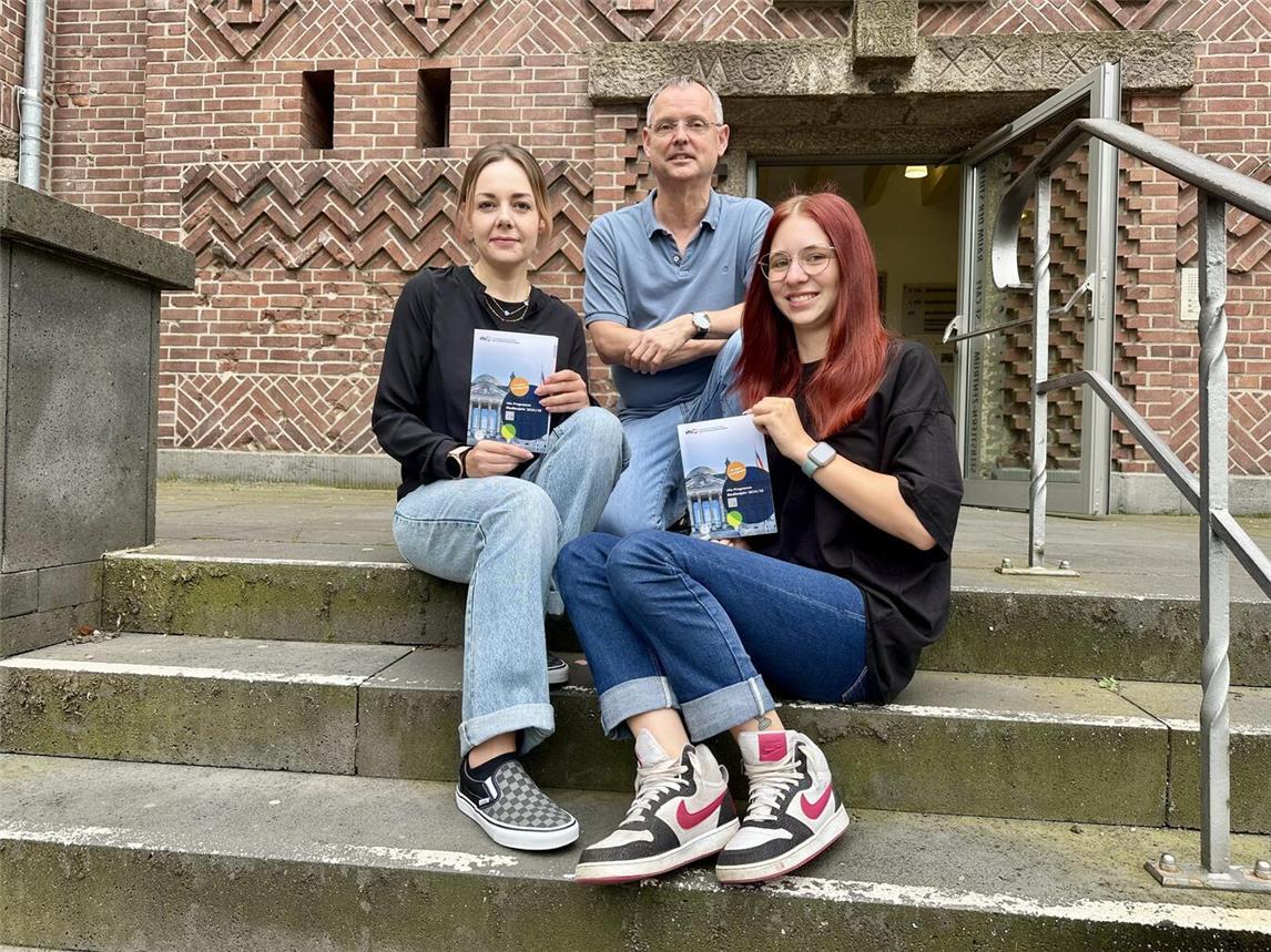 Kathrin Henstra, VHS-Leiter Jens Korfkamp und Bufdi Cora Pfeiffer (v.l.) mit dem neuen Programm der Volkshochschule Alpen, Rheinberg, Sonsbeck und Xanten. NN-Foto: SP
