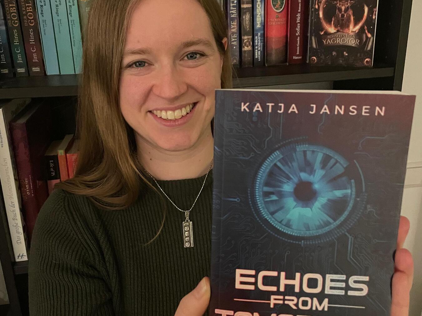 Katja Jansen mit ihrem neuen Buch. Foto: privat