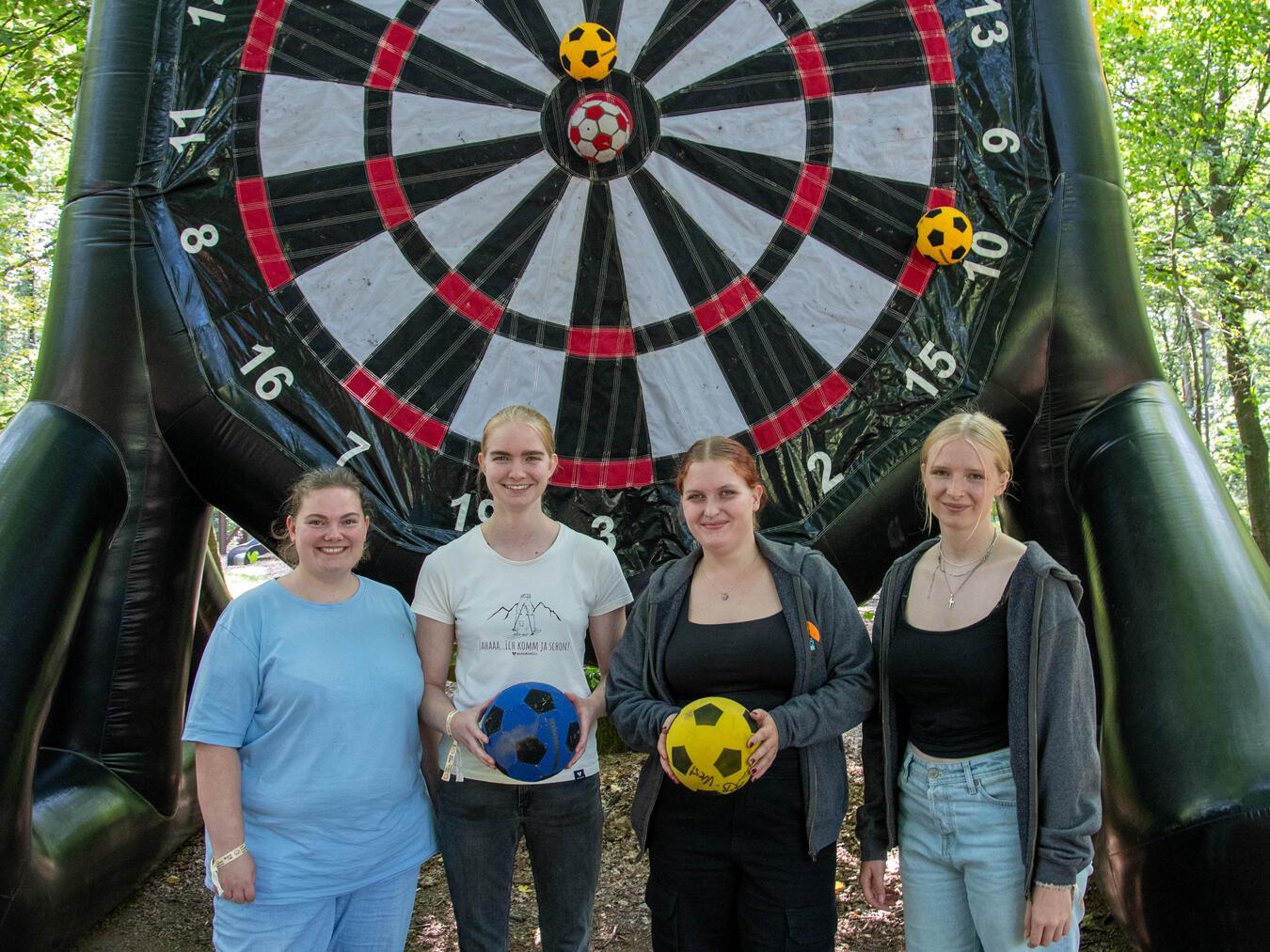 Katja, Klara, Kathrin und Maren (v.l.) probieren sich im Fußball-Dart aus. Die jungen Frauen aus Wachtendonk leiten Gruppen bei der Firmvorbereitung.Fotos: Bischöfliche Pressestelle / Christian Breuer
