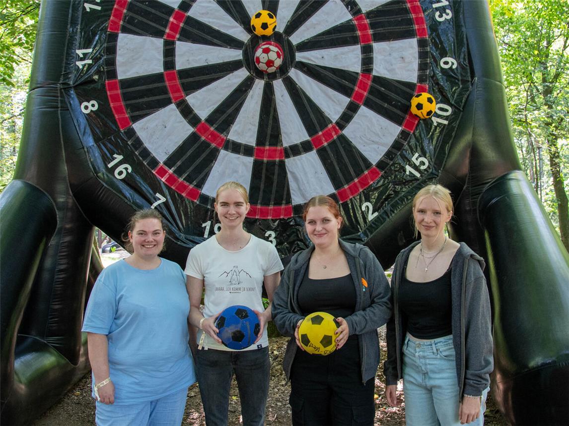 Katja, Klara, Kathrin und Maren (v.l.) probieren sich im Fußball-Dart aus. Die jungen Frauen aus Wachtendonk leiten Gruppen bei der Firmvorbereitung.Fotos: Bischöfliche Pressestelle / Christian Breuer