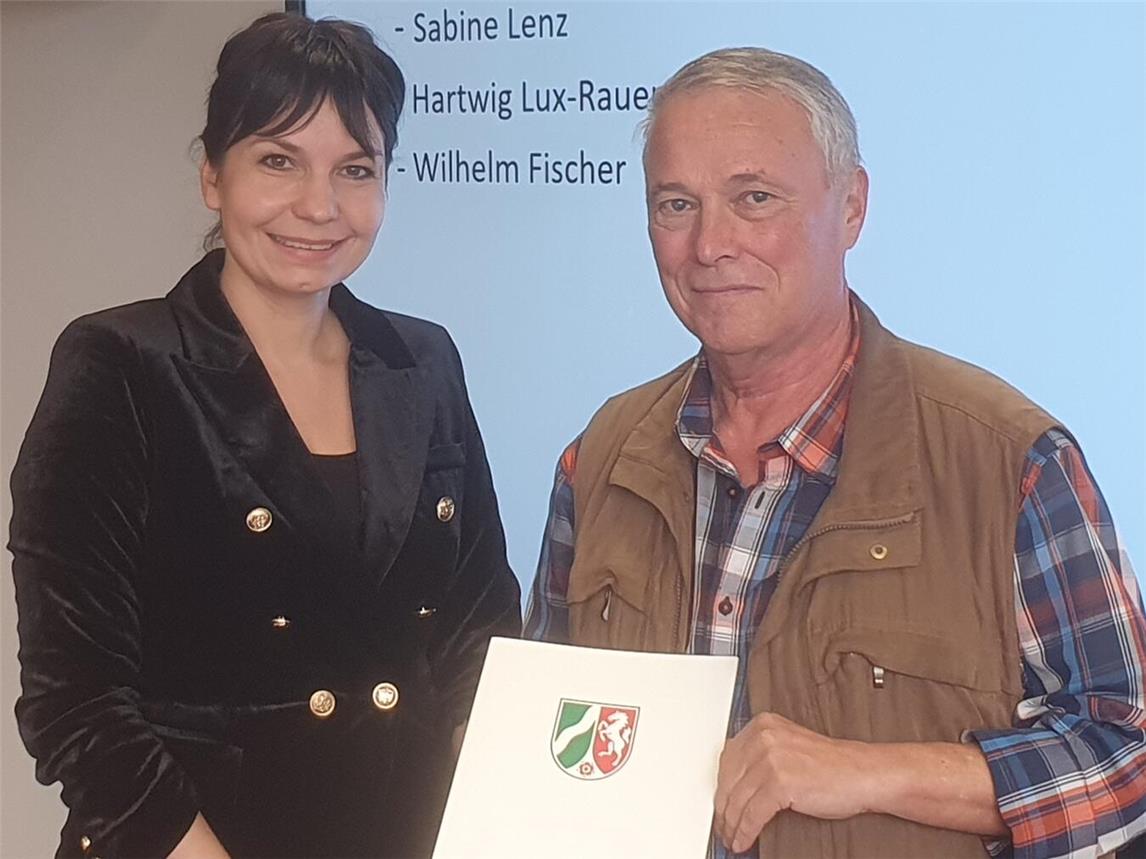 Katja Sprenger überreichte Wilhelm Fischer die Urkunde. Foto: LVR