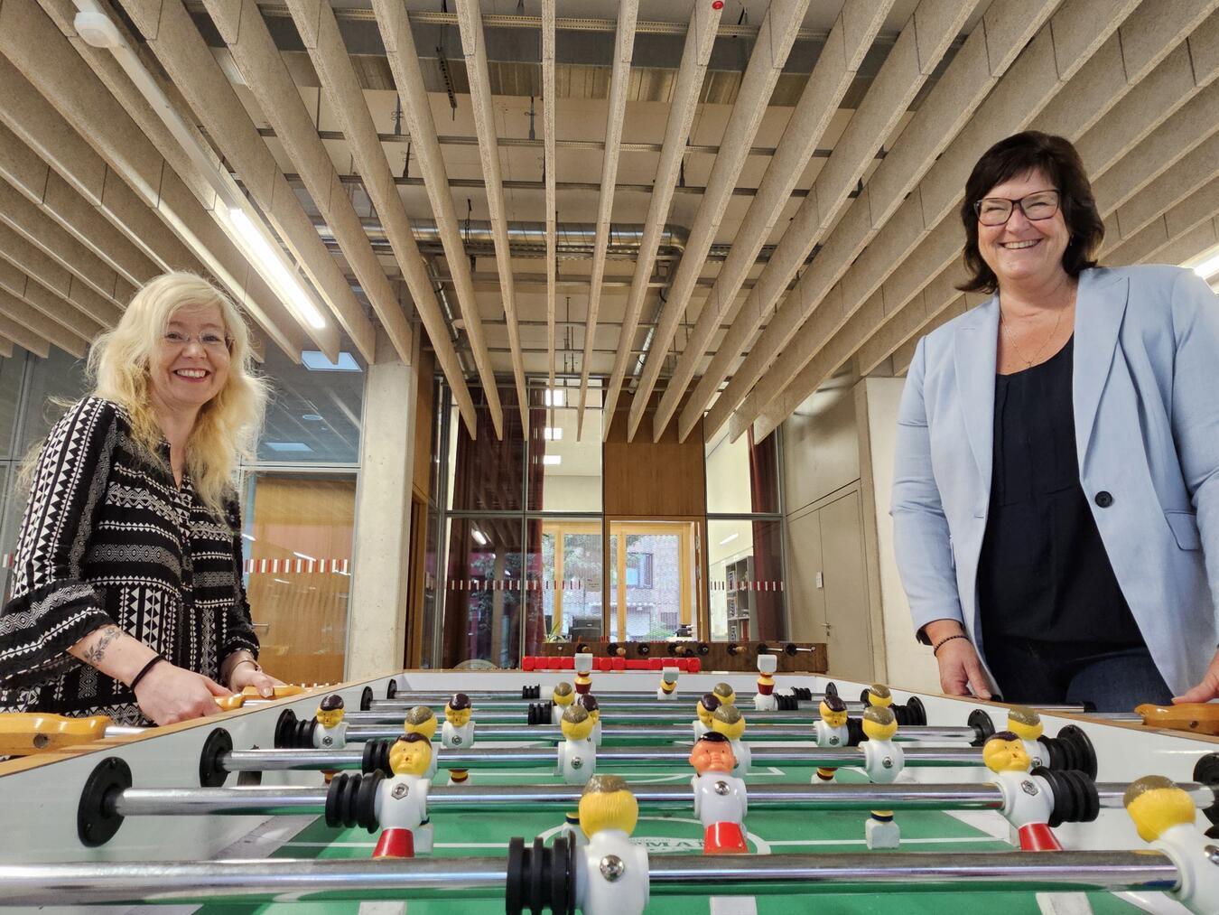 Katrin Weigel (l.) leitet seit April das „JuCa“. Das freut auch Claudia Lindlahr. NN-Fotos: Thomas Langer