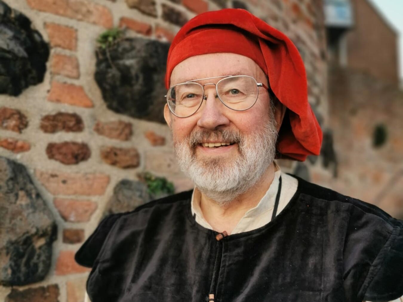 "Detlev Leidenfrost erklärt Mogelpackungen im Mittelalter bei Reeser Themenführung, Kaufmannsgehilfe in historischer Kleidung."