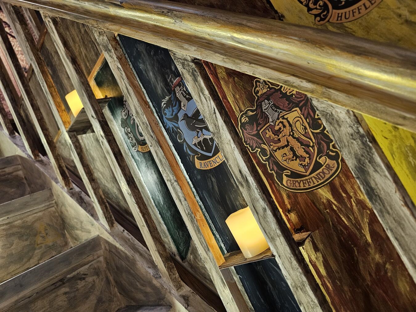 "Hogwarts Wappen mit den vier Häusern Gryffindor, Hufflepuff, Ravenclaw und Slytherin, Harry Potter Universum"