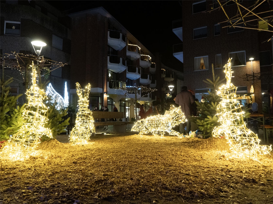 Kein Lichtermarkt auf dem Neumarkt in Emmerich: Stattdessen gibt es an zwei Wochenenden einen Weihnachtsmarkt am Kapaunenberg und ein großes Adventssingen auf dem Neumarkt. NN-Archivfoto: G. Seybert
