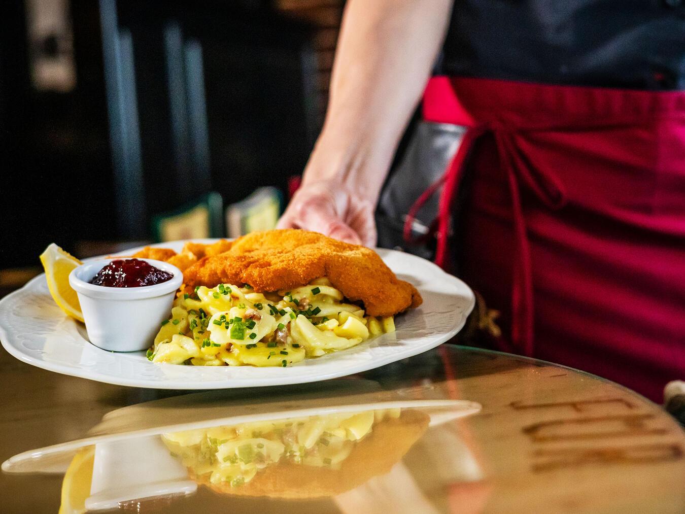 Kein „Schnitzel-Rabatt“ in Sicht: Gaststätten und Restaurants werden ihre Preise auf den Speisekarten nicht senken. Davon geht die Gastro-Gewerkschaft NGG Nordrhein aus. Foto: NGG | Alireza Khalili
