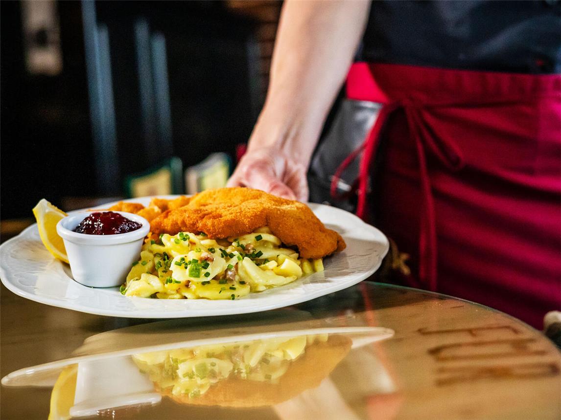 Kein „Schnitzel-Rabatt“ in Sicht: Gaststätten und Restaurants werden ihre Preise auf den Speisekarten nicht senken. Davon geht die Gastro-Gewerkschaft NGG Nordrhein aus. Foto: NGG | Alireza Khalili