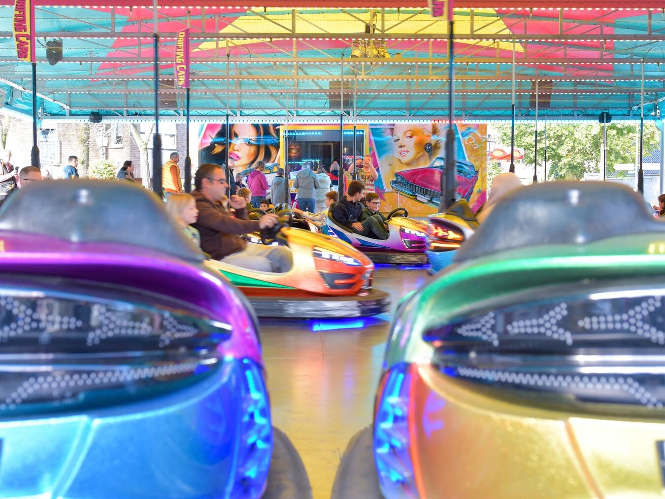 Spaß für Jung und Alt auf
der Uedemer Fliegenkirmes Keine Kirmes ohne Autoscooter – auch in Uedem nicht.NN-Foto: Gerhard Seybert