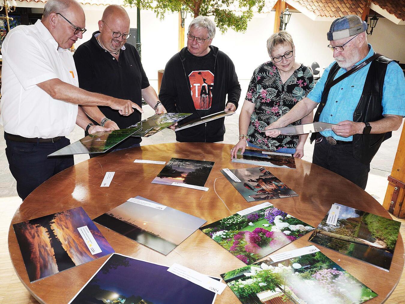 Keine leichte Aufgabe für die Jury (v. l.): Bürgermeister Ulrich Knickrehm, Carlo Marks (Geschäftsführer Stadtwerke Goch), Dr. Stephan Mann (Fachbereichsleiter Kultur und Integration), NN-Redakteurin Corinna Denzer-Schmidt und Fotograf Steve Freienstein. Foto: Vanessa Freienstein
