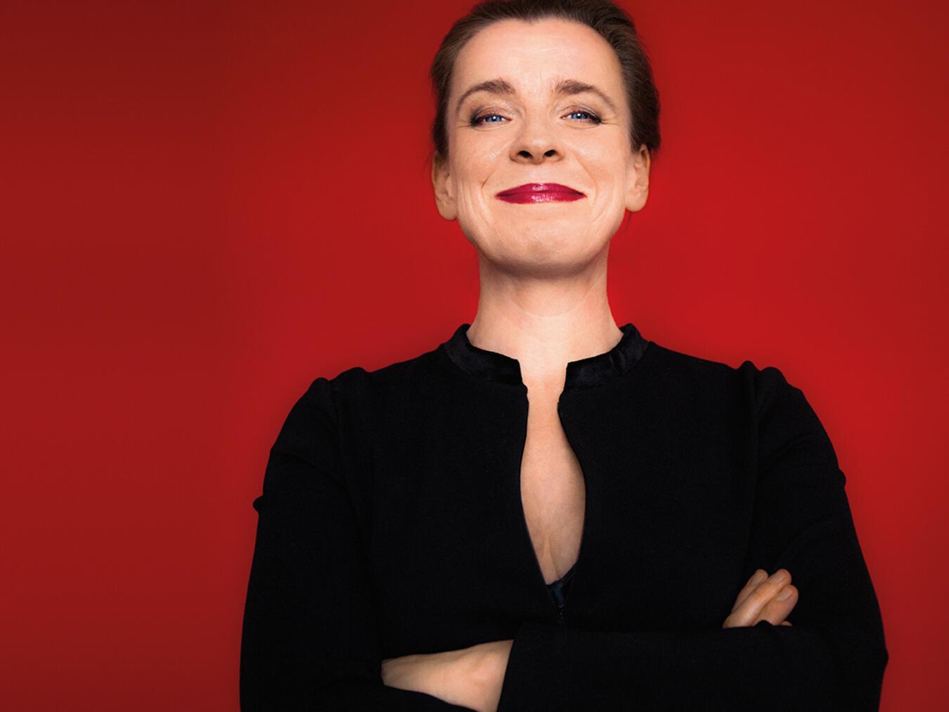 Kabarett mit Tina Teubner im Stadttheater Emmerich Kernkompetenz auf dem Gebiet des autoritären Liebesliedes: Kabarettistin Tina Teubner. Foto: Jens Schneider