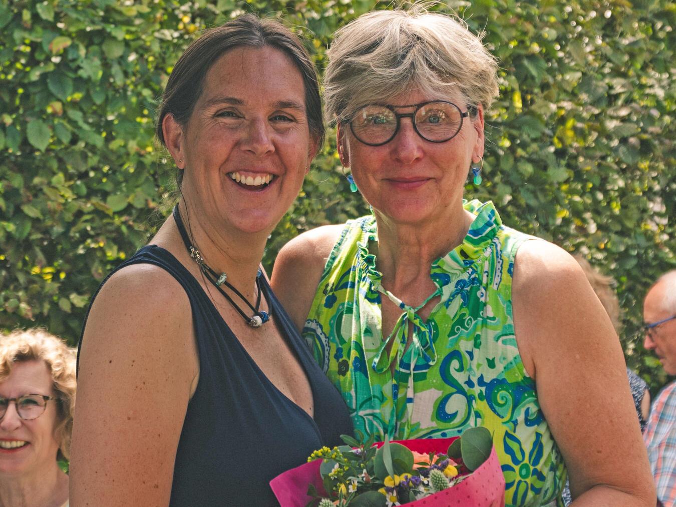 Kerstin Jakobs (l.) begrüßte Anette Krümmel-Matthäi als 200. Mitglied. Foto: hilfreich