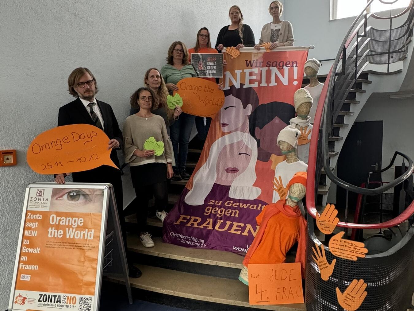 Kevelaers Bürgermeister Dr. Dominik Pichler, Jutta Seven (Mitarbeiterin Diakonie), Nicole Zigan, Verena Pichmann, Karin Schlebusch, Katrin Geraths (Mitarbeiterinnen SkF), Christiane Peulen (Gleichstellungsbeauftragte, von unten) beteiligen sich an der Kampagne gegen Gewalt an Frauen und Mädchen. Foto: 2024 © Wallfahrtsstadt Kevelaer