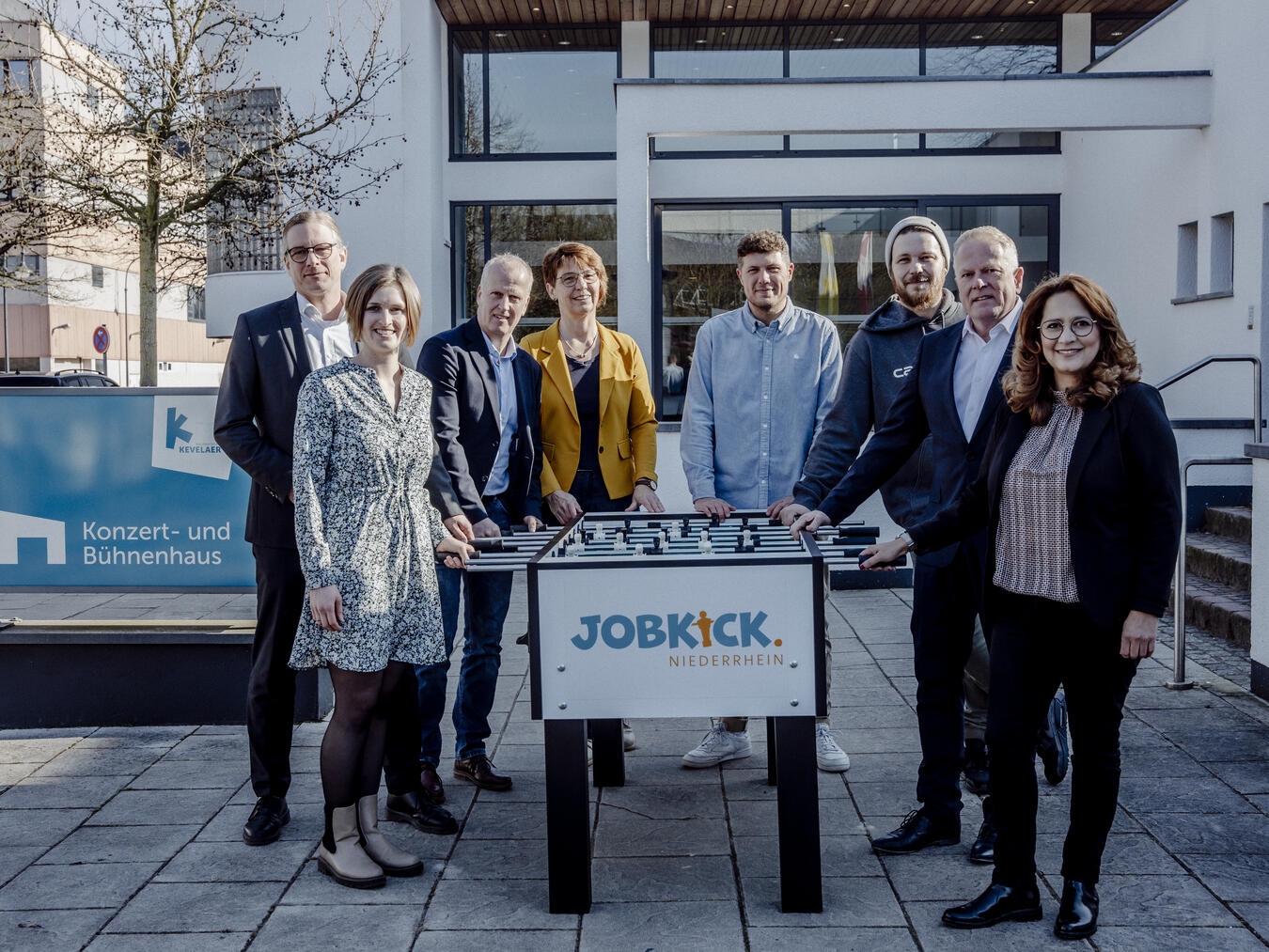 Kevelaers Bürgermeister Dr. Dominik Pichler (l.) und Vertreter der Wirtschaftsförderungen aus Kevelaer, Geldern, Straelen und Nettetal sowie das Jobkick-Team freuen sich auf den Jobkick am 26. November im Konzert- und Bühnenhaus. Foto: Wunschkonzert Studios