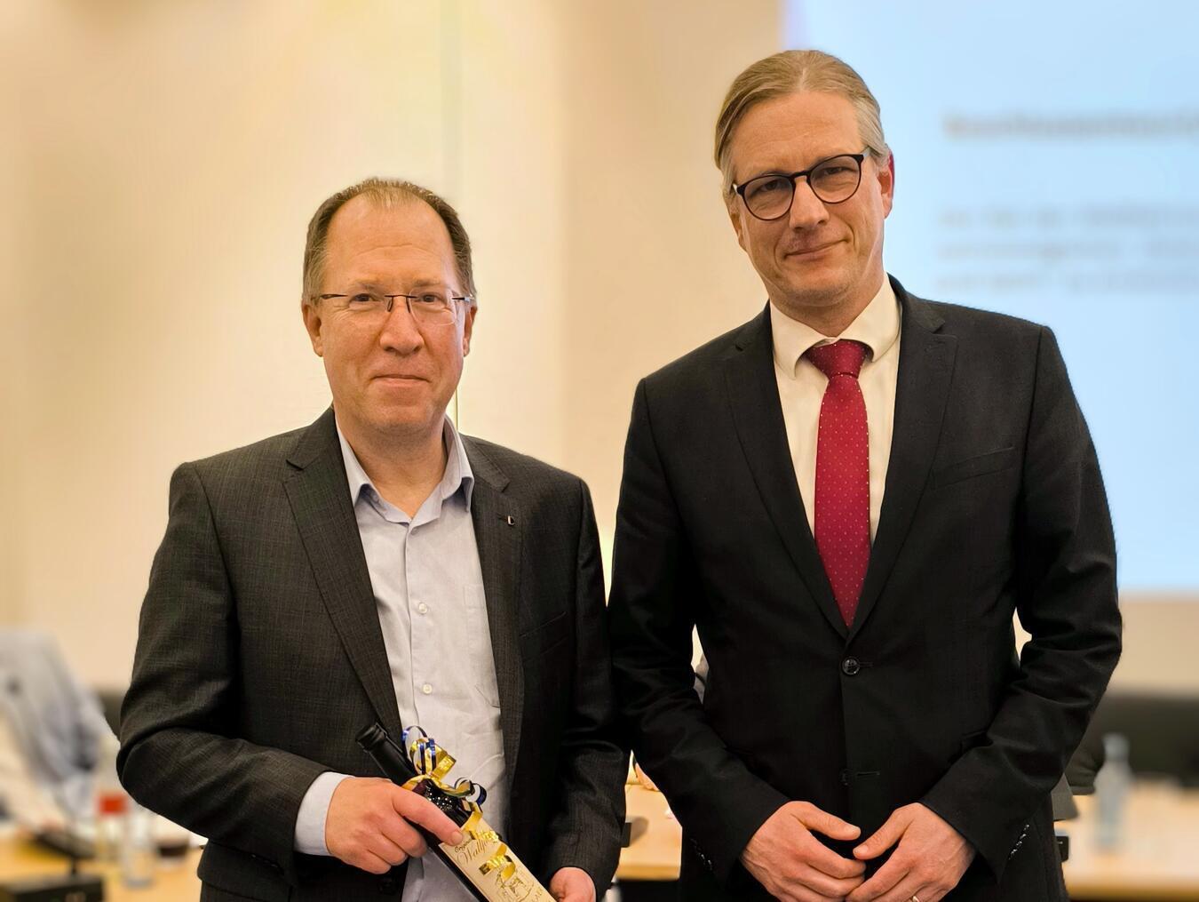 Kevelaers Bürgermeister Dr. Dominik Pichler (r.) begrüßt Thomas Bremer, den neuen Leiter des Fachbereichs Jugend der Wallfahrtsstadt Kevelaer. Foto: Wallfahrtsstadt Kevelaer