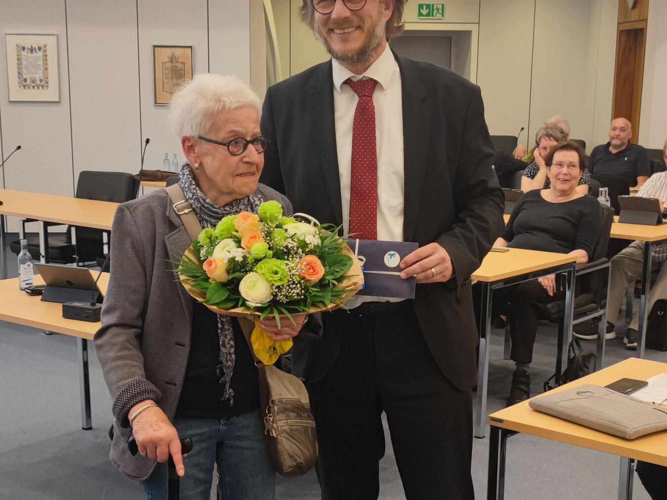 Kevelaers Bürgermeister Dr. Dominik Pichler (r.) und die Mitglieder des Stadtrates dankten Liesel Borman (l.) für ihren langjährigen Einsatz als Schiedsfrau im Bereich Kevelaer-West. Foto: © Werner Barz