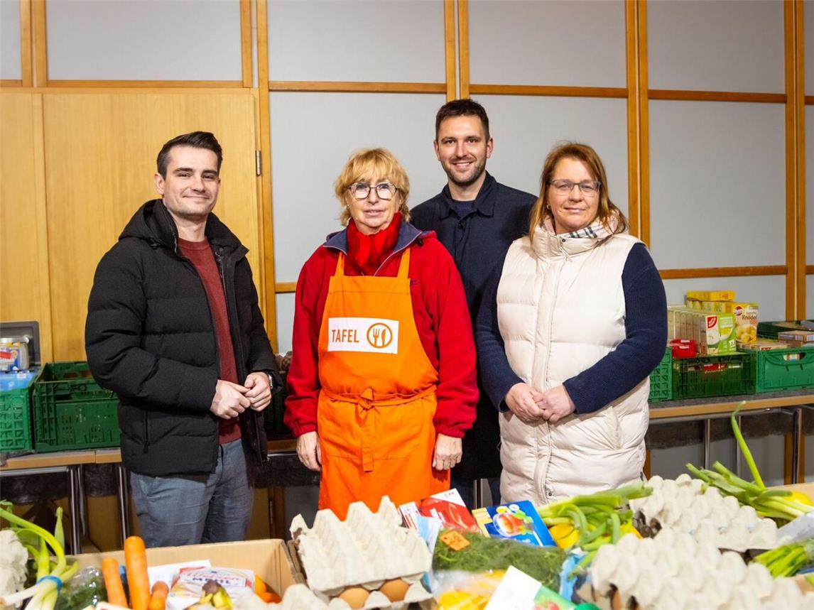 Kevin Waldeck, Brigitte Prumbohm (Tafel Rheinberg), Philipp Richter und Tanja Braun (v.l.) sprachen bei ihrem Treffen über die Arbeit der Tafel in Rheinberg. Foto: SPD
