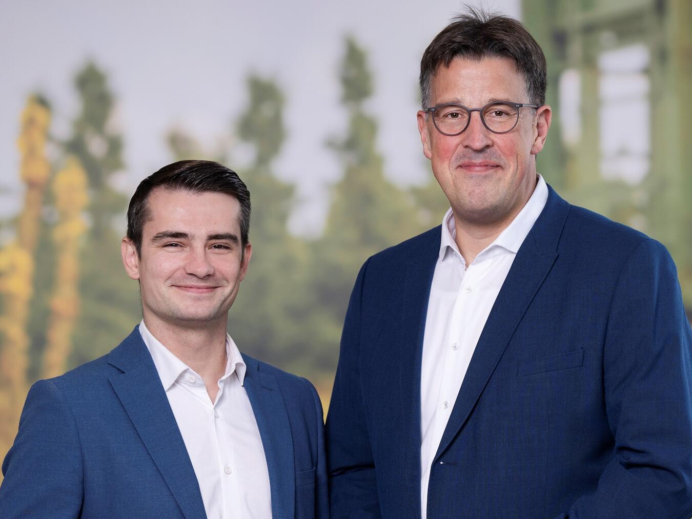 Kritik an der Fördermittel-Absage der Kopfweiden-Pflege Kevin Waldeck und René Schneider (v.l.) wollen, dass die Förderung bleibt. Foto: Bettina Engel-Albustin