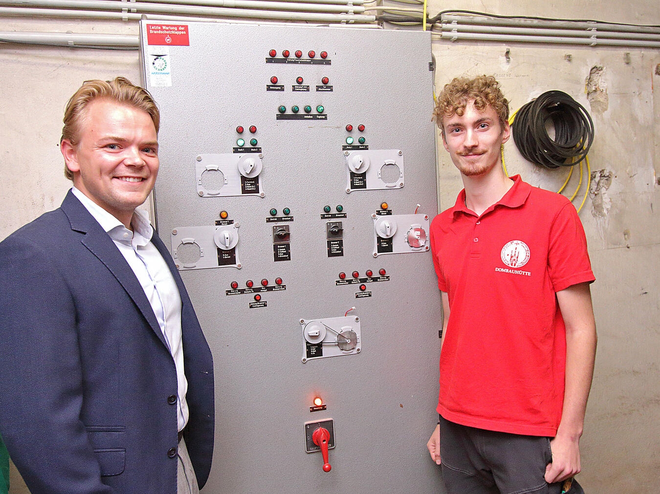 KI-Experte Ties Traanman und Linus Blum an der Steuertafel, bei der die Bedienelemente nun KI-gerecht ausgetauscht werden. NN-Foto: Theo Leie