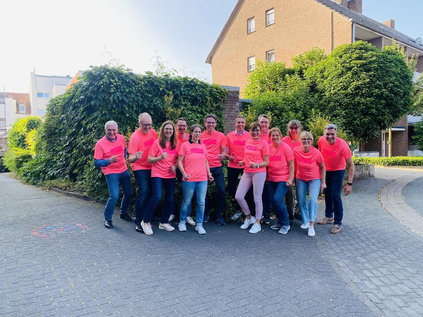 Kick-off vorm Kolpinghaus in Kleve: Das Team des Rotary Clubs Kleve sowie laufbegeisterte Vereine und Institutionen freuen sich auf den 4. Klever Homerun vom 27. August bis zum 6. September.Foto: Rotary Club Kleve