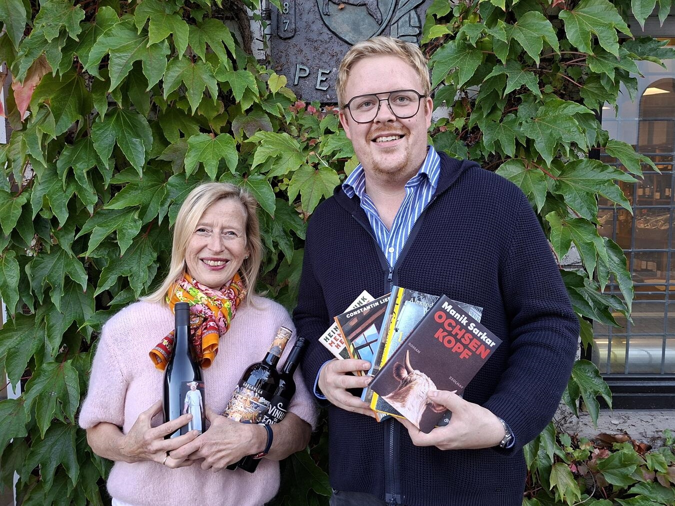 "Kilian Peters und Sigrun Hintzen bei der Planung der ersten 'SpätLese'-Weinauswahl, Foto des Veranstalters."