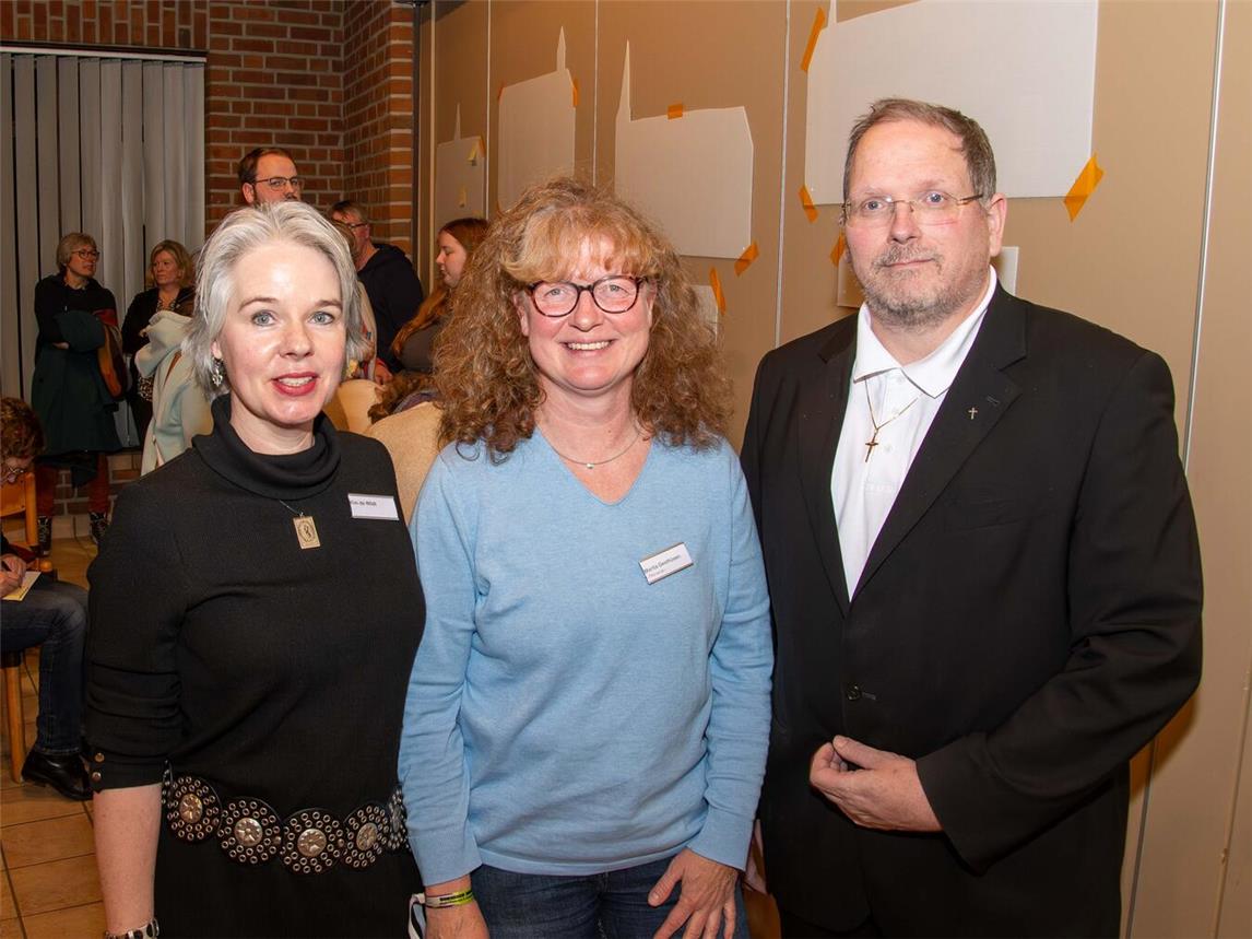 Kim de Wildt (l.), Marita Gesthüsen und Günter Hoebertz eröffneten in Sonsbeck die Zukunftswerkstatt. Foto: Bischöfliche Pressestelle / Christian Breuer