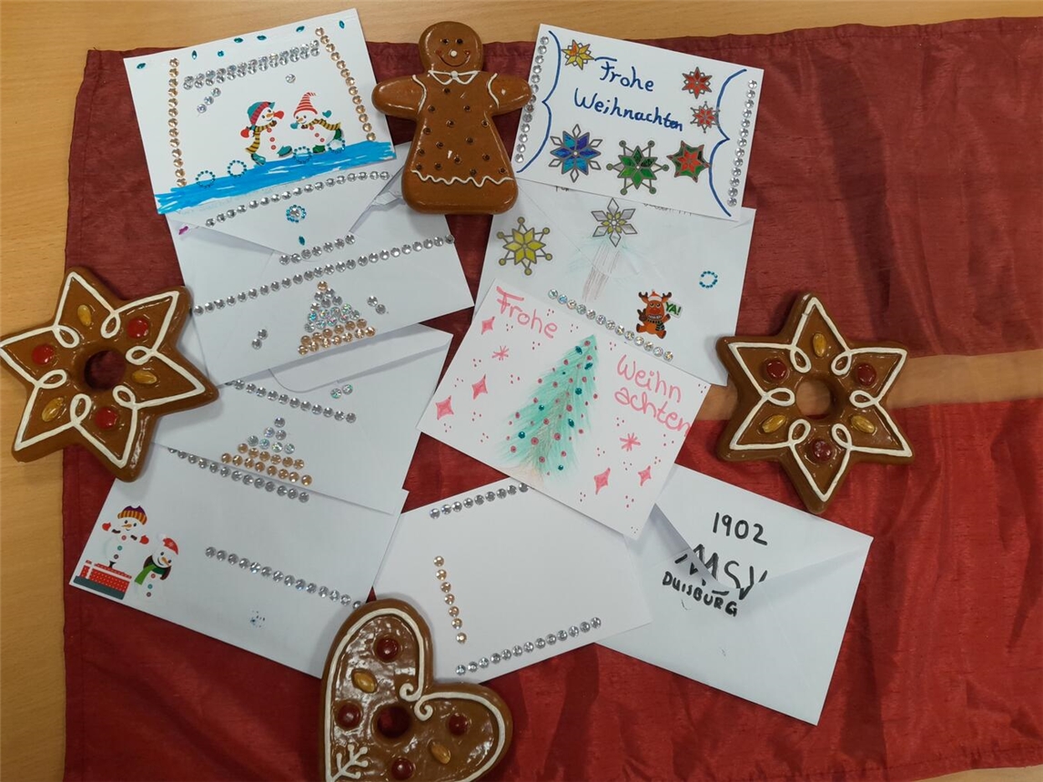 Kinder der Drachenfliegergruppe haben an einem Nachmittag überlegt, worum es an Weihnachten geht. Deshalb haben sie Briefe, Postkarten und Umschläge für Menschen aus ihrem Umfeld gestaltet, denen sie eine Freude machen wollen.Foto: Diakonie 