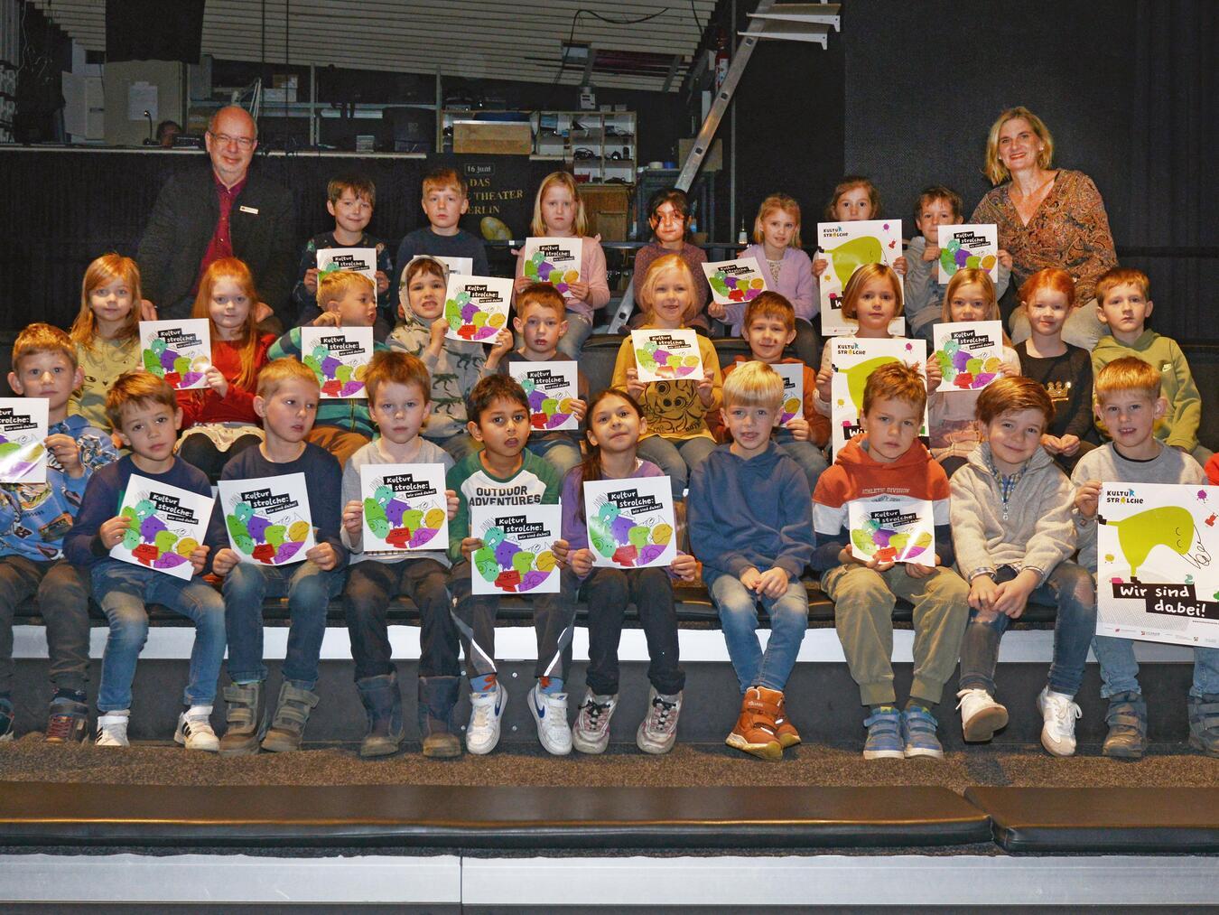 Kinder der Johanna Sebus Grundschule beim Besuch im Theater Mini Art mit Ludger Braam (Sparkasse Rhein-Maas) und Rabea Loffeld (Stadt Kleve). Foto: Sparkasse Rhein-Maas