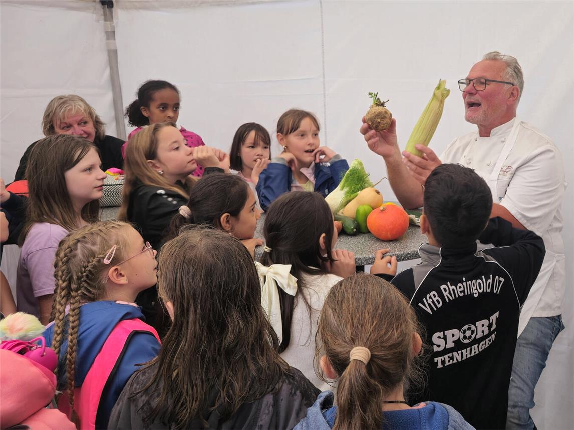 Kinder der Karl-Leisner-Grundschule kochten mit Markus Haxter. NN-Foto: HF