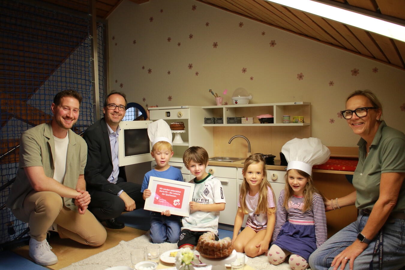"Kita Arche Noah Kinder mit neuer Spielküche durch Sparkasse Krefeld Unterstützung"