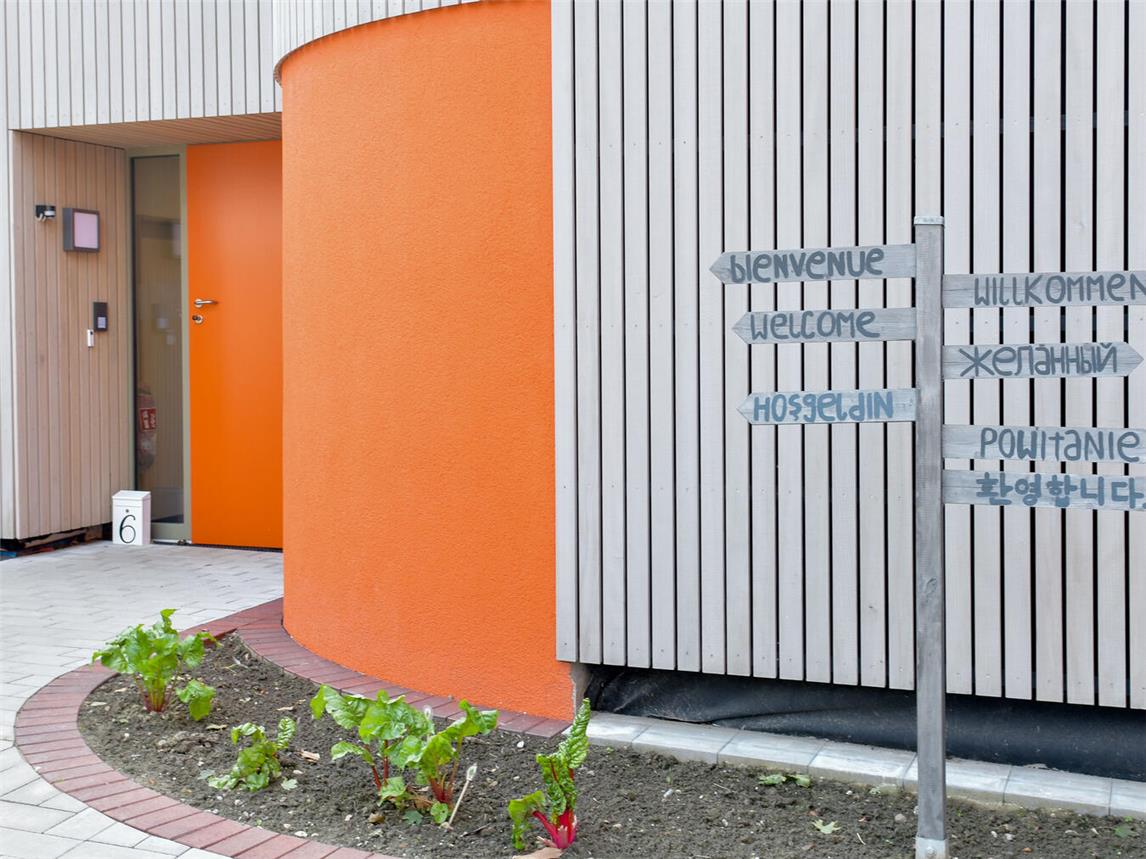 Kinder, Eltern und Besucher werden am Eingang zum modernen Anbau in vielen Sprachen willkommen geheißen. NN-Fotos (3): Gerhard Seybert