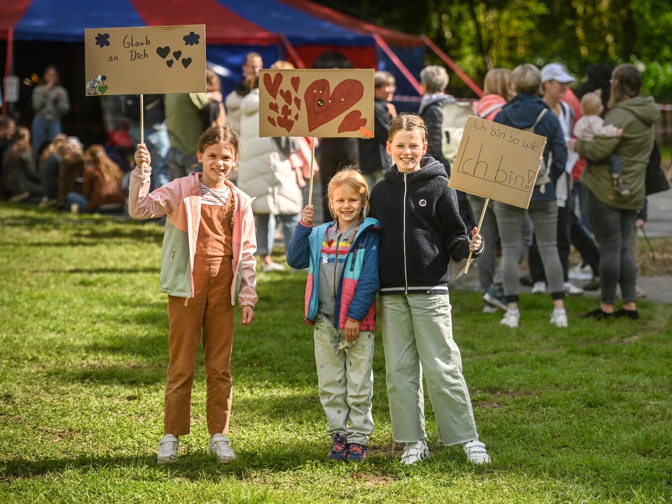 Kinder, Jugendliche und junge Erwachsene sind - wie hier beim „Respectival 2024“ - gefragt, ihre Meinung einzubringen. Die Teilnahme an der kreisweiten Online-Umfrage ist noch bis zum 23. Februar möglich. Foto: © Kreis Kleve / Markus van Offern