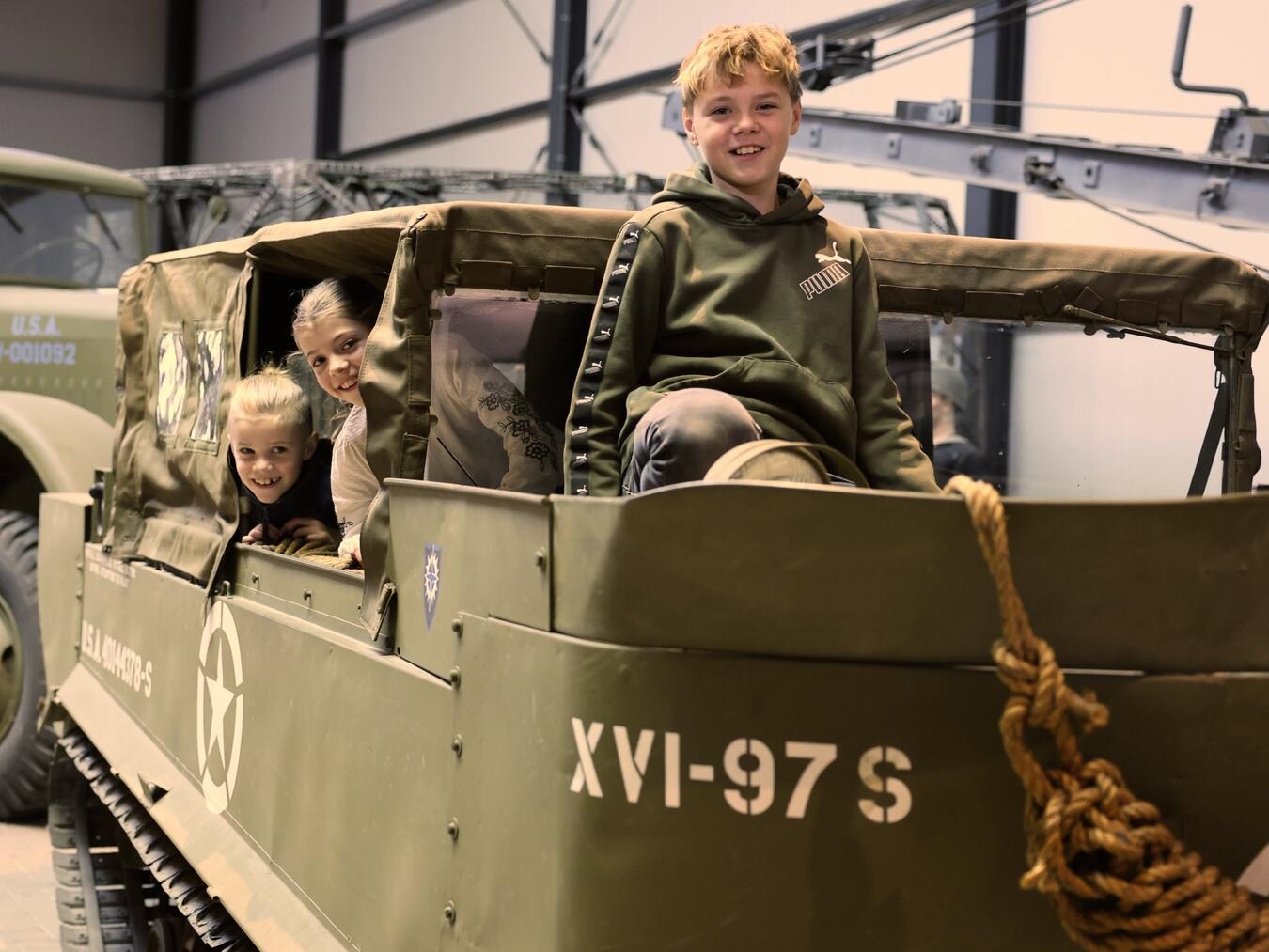 "Kinder in historischen Fahrzeugen erleben lebendige Geschichte, interaktive Museumsausstellung"