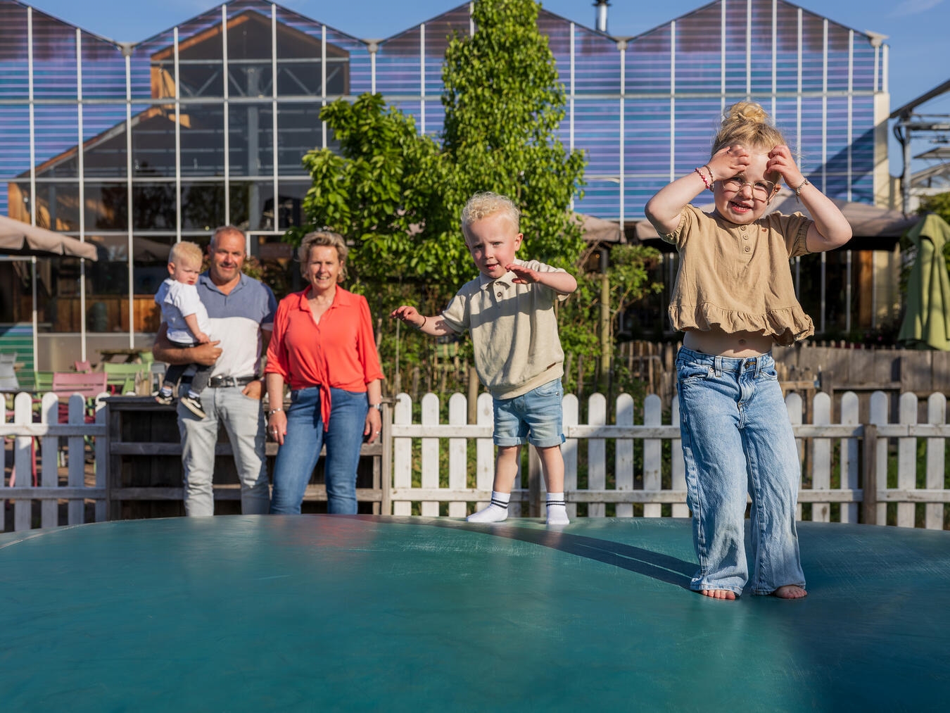 Kinder können sich auf dem Spielplatz austoben und den liebevoll gestalteten Streichelzoo besuchen. 