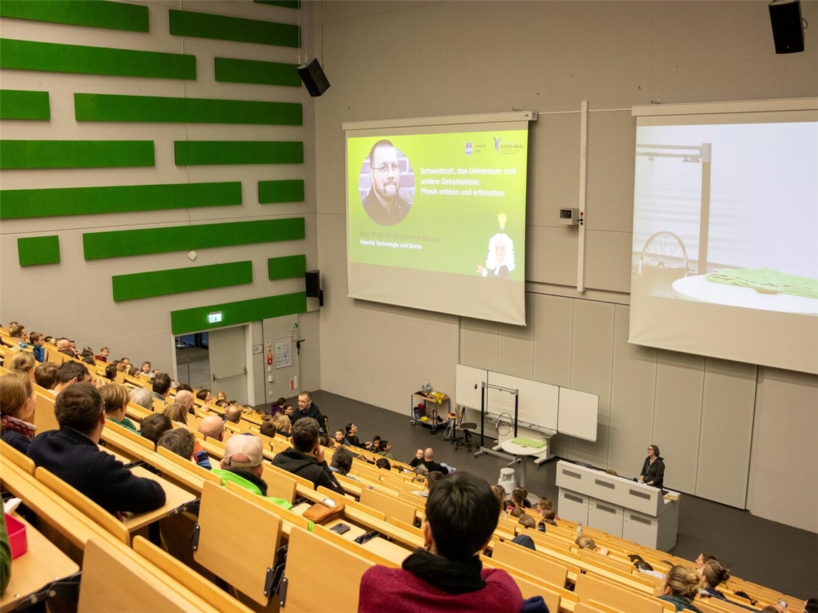 Kinder mit ihren Eltern bei einer Kindervorlesung im Audimax der Hochschule Rhein-Waal. Foto: Florian Gaisrucker/HSRW