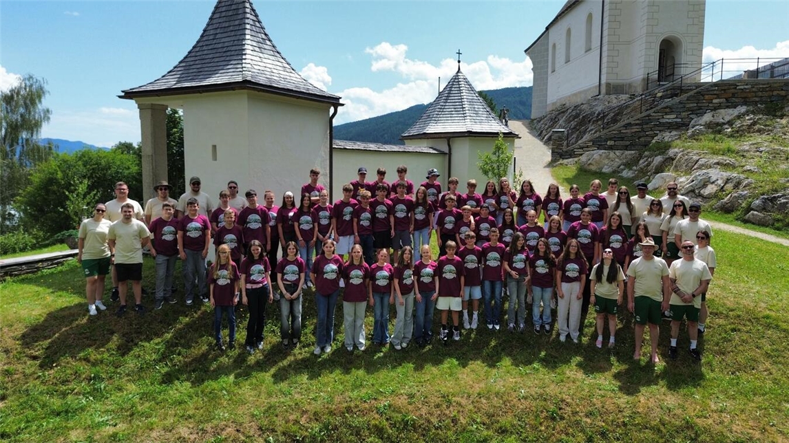 "Kinder und Betreuer genießen Freizeit in Mauerndorf, fröhliche Gruppenszene"