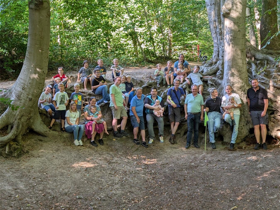 Kinder und Eltern mit Nabu-Guide Dietrich Cerff zwischen den imposanten Wurzelstöcken im Walderlebnisraum Sieben Quellen in Nütterden. Foto: Günter Voldenberg