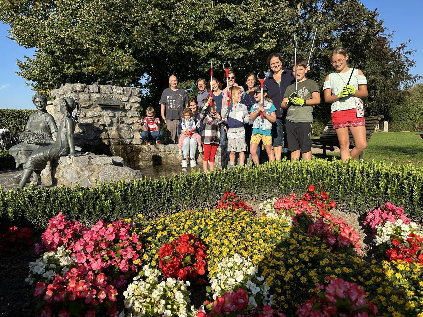 Kinder und Erwachsene waren mit großem Elan bei der Sache und befreiten die Umwelt vom Wohlstandsmüll. Hier beim Start der Gruppe des Heimatvereins Hartefeld-Vernum, die am Vernumer „Flachsbrunnen“ startete und sogar entlang der Duisburger Straße zwischen Geldern und Hartefeld sammelte.Foto: hvs