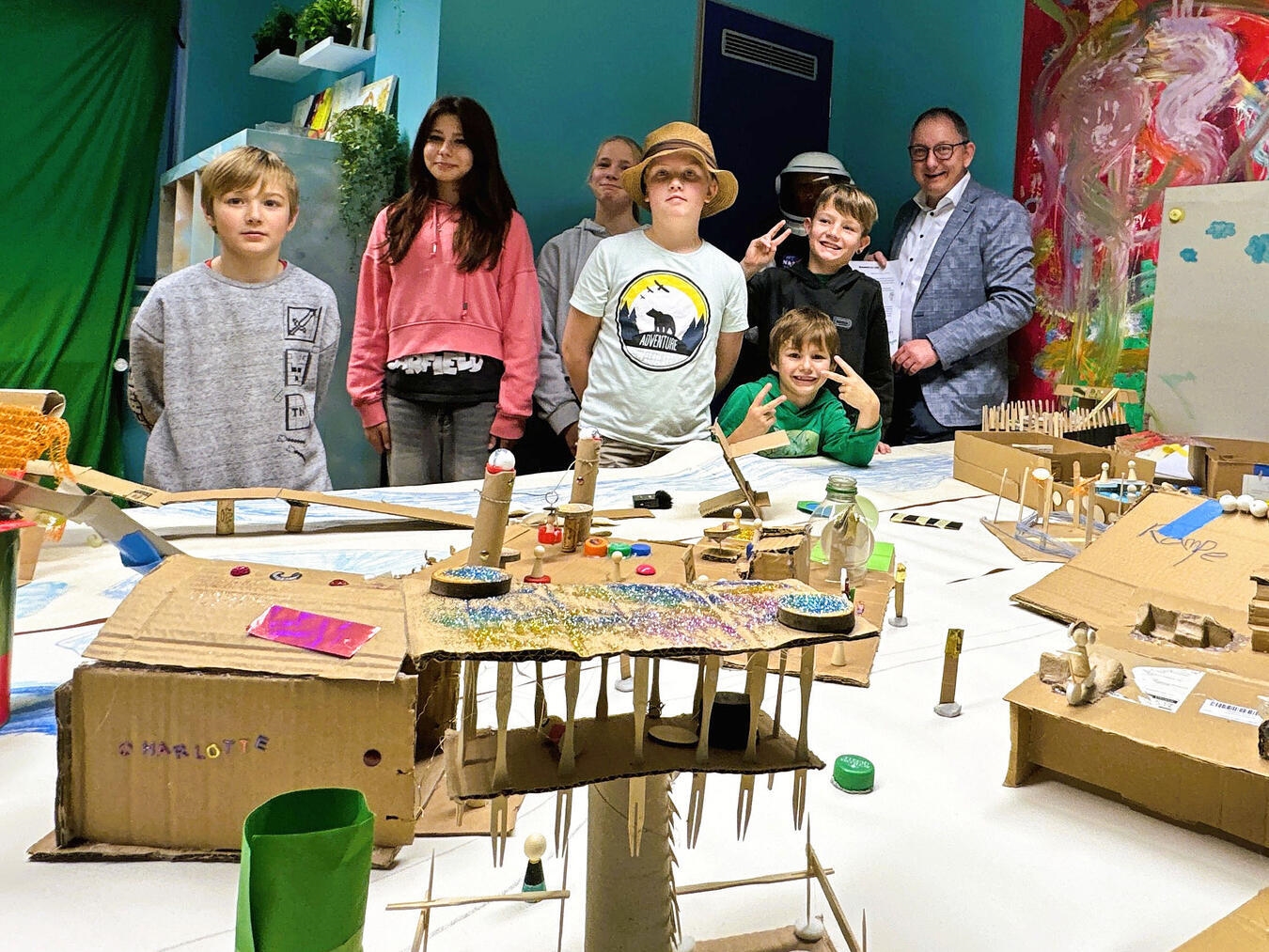 Kinder und Jugendliche stellen Bürgermeister Sebastian Hense (r.) die „Wünschestadt“ vor. Foto: Stadt Rees